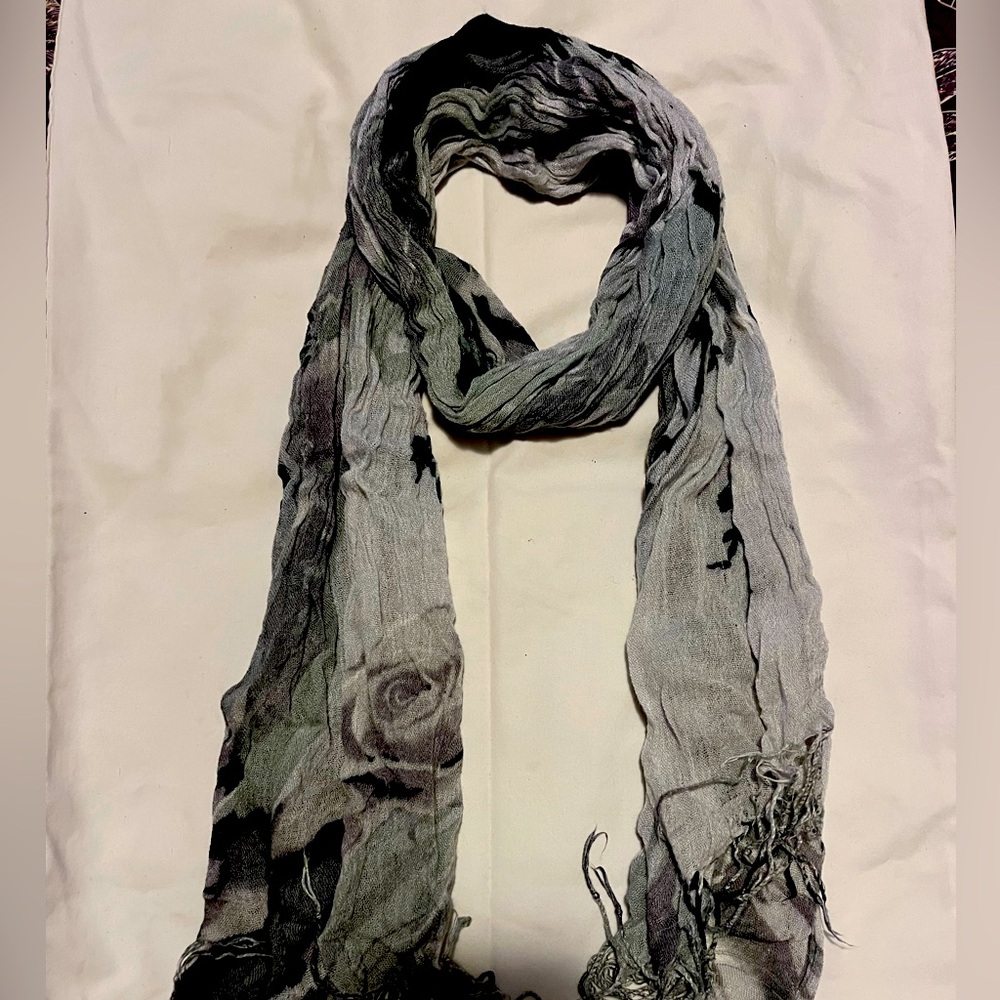 Women’s black and gray scarf with rose details
